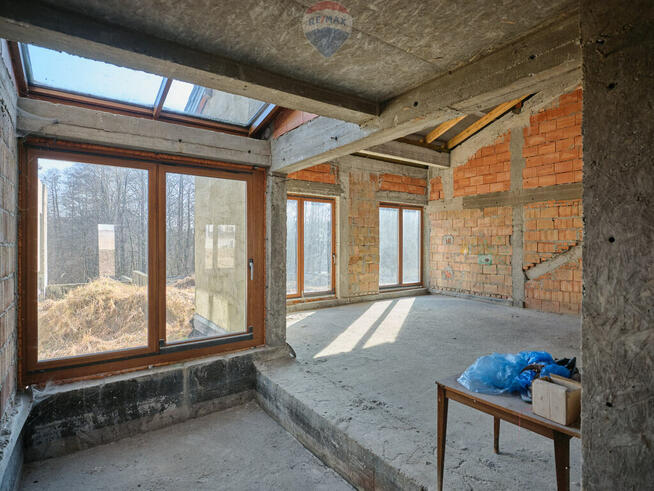 Dom marzeń przy ścianie lasu