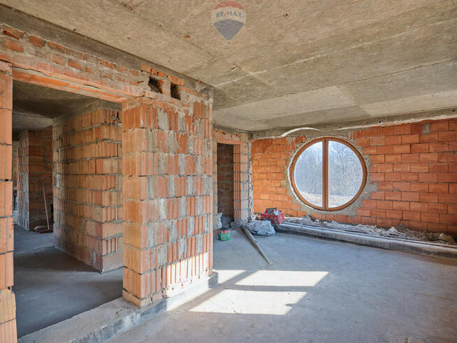 Dom marzeń przy ścianie lasu