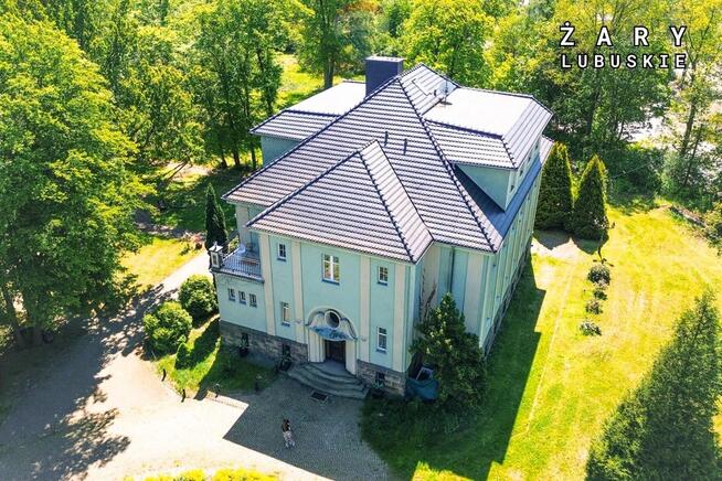 Na sprzedaż stylowa willa z bardzo dużą działką !