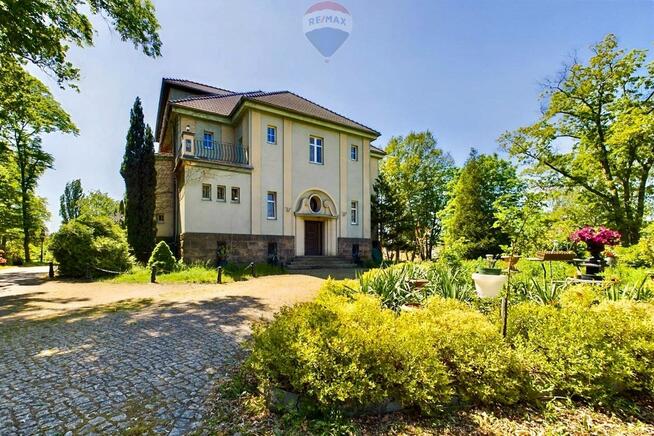 Na sprzedaż stylowa willa z bardzo dużą działką !