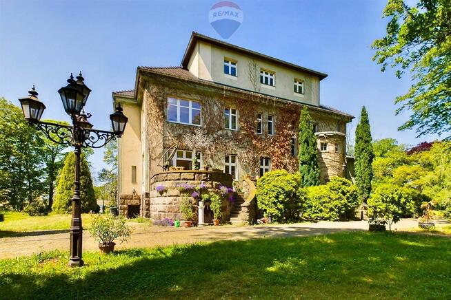 Na sprzedaż stylowa willa z bardzo dużą działką !