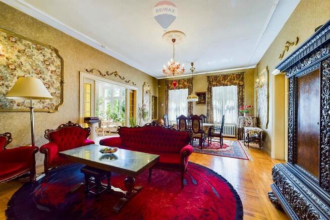 Na sprzedaż stylowa willa z bardzo dużą działką !