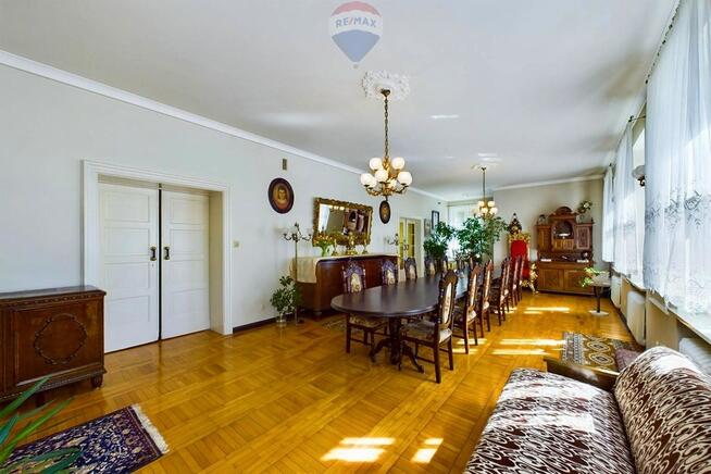 Na sprzedaż stylowa willa z bardzo dużą działką !