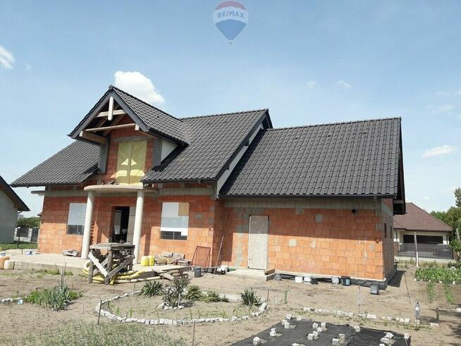 Nowoczesny dom jednorodzinny w stanie surowym