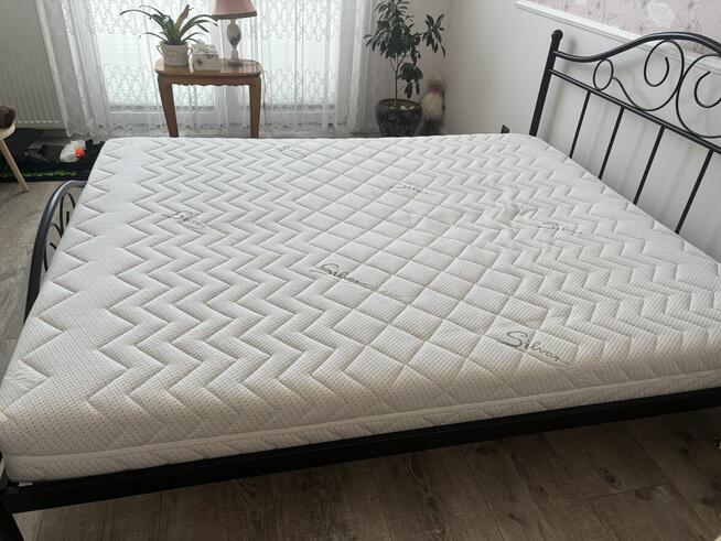 Sprzedam łóżko metalowe ze stelażem i materacem