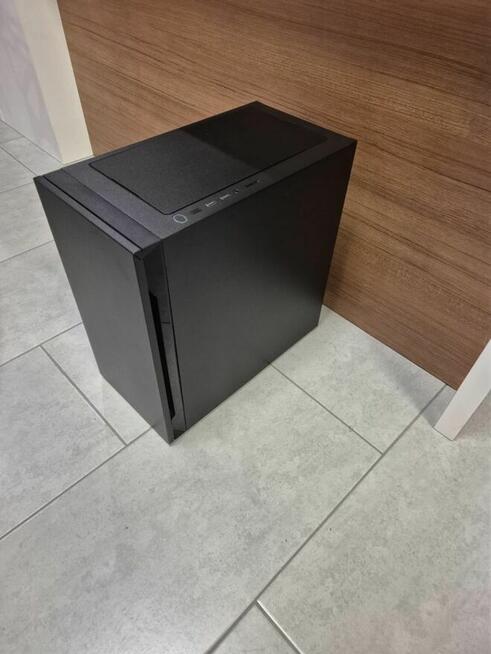 Komputer stacjonarny + 2 monitory Samsung z uchwytem