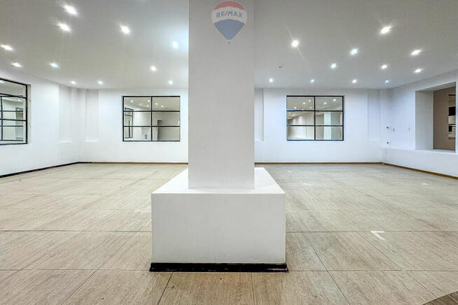 Przestronny lokal handlowo-usługowy w Brzezinach