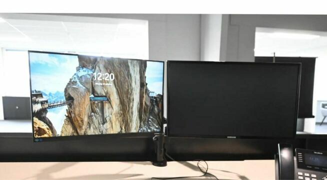 Komputer stacjonarny + 2 monitory Samsung z uchwytem