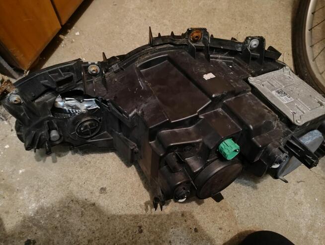 Reflektor lampa lewy przód