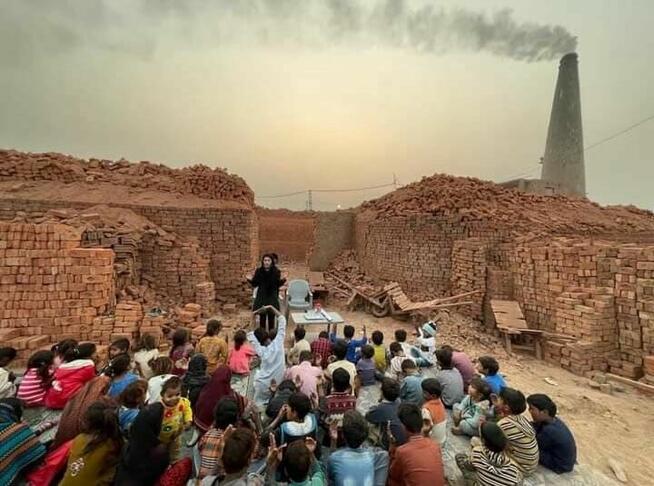 Pomocy! Wsparcie dla biednych opuszczonych dzieci