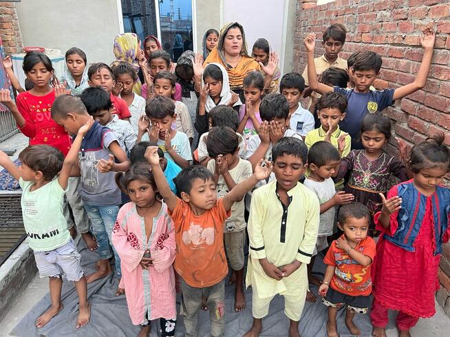 Pomocy! Wsparcie dla biednych opuszczonych dzieci