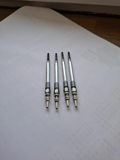 Świece Żarowe 4 szt. NGK Y8001AS 5V OE FORD