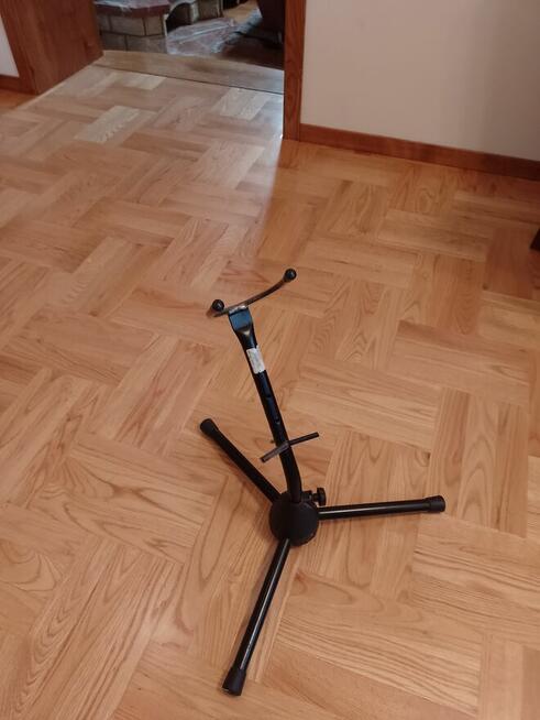 Stojak pod saksofon