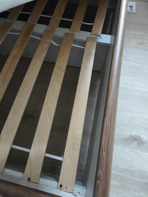 Łóżko sypialniane z materacem