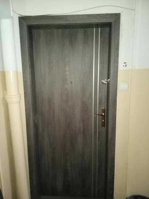 Oferuje obróbkę, regulacje montaż okien, drzwi i małe remonty