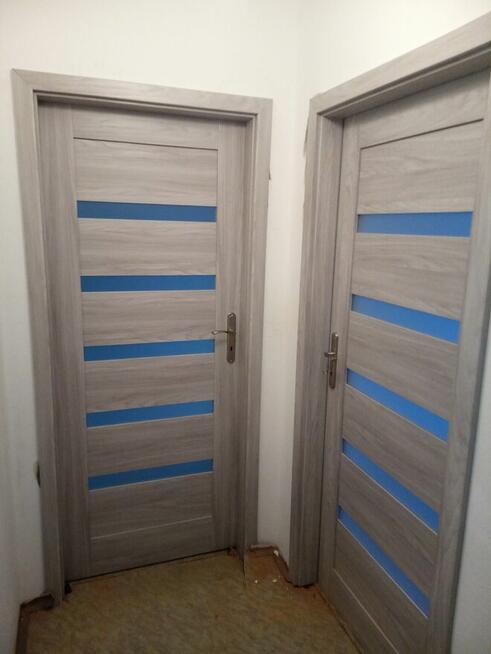 Oferuje obróbkę, regulacje montaż okien, drzwi i małe remonty