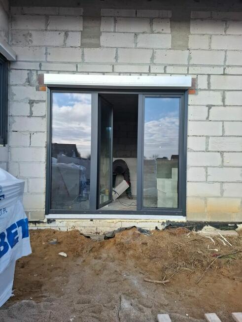 Oferuje obróbkę, regulacje montaż okien, drzwi i małe remonty