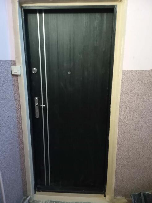 Oferuje obróbkę, regulacje montaż okien, drzwi i małe remonty