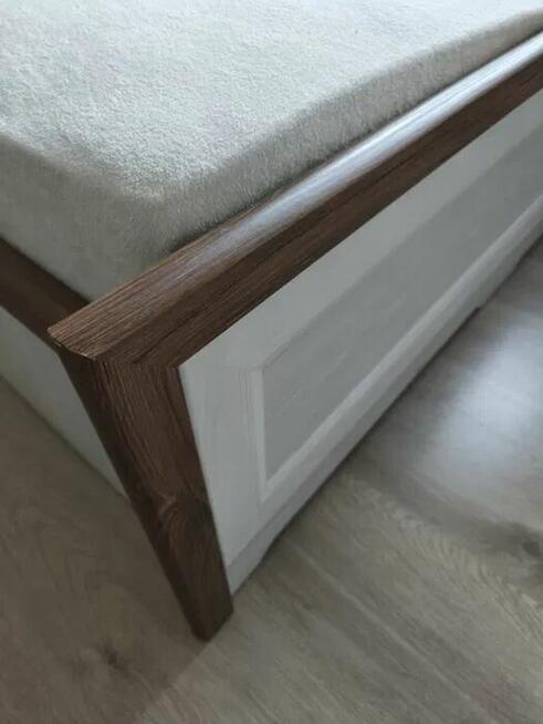 Łóżko sypialniane z materacem