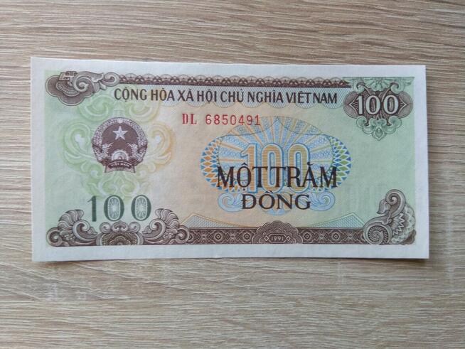 44. Banknot 100 dong Wietnam