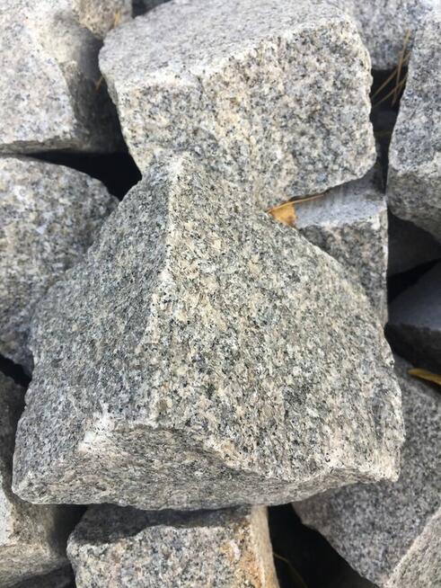 Kostka granitowa Bohus siwy surowo łupana 8/11