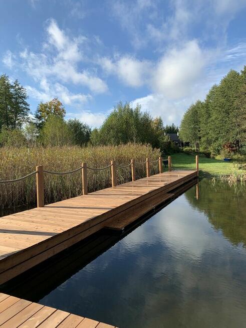 Dom z linią brzegową jeziora i pomostem