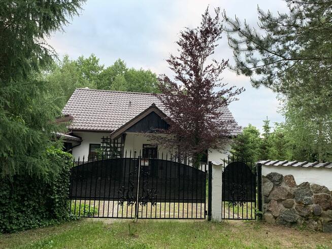 Dom z linią brzegową jeziora i pomostem