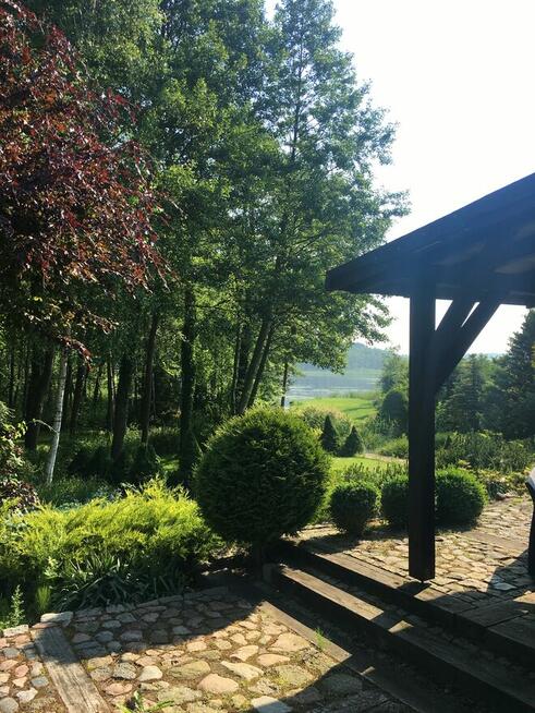 Dom z linią brzegową jeziora i pomostem