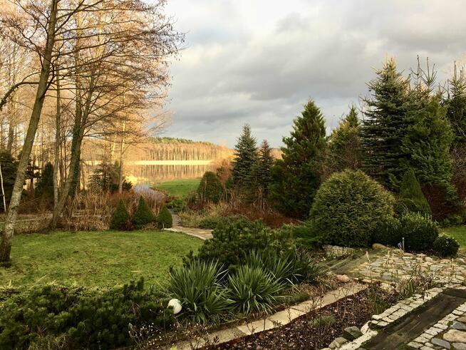 Dom z linią brzegową jeziora i pomostem