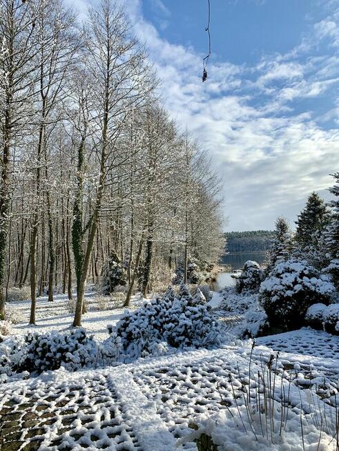 Dom z linią brzegową jeziora i pomostem