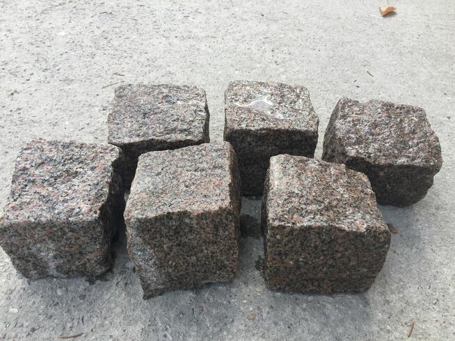Kostka granitowa Bohus brązowy 8/11 surowo łupany