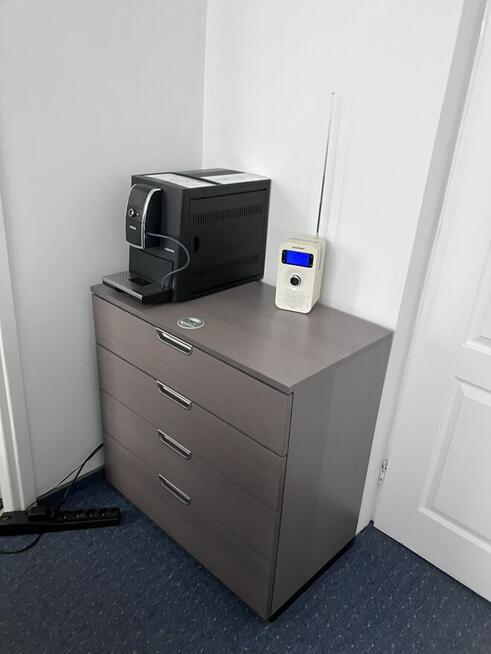 Syndyk sprzeda mienie w postaci mebli i sprzętu biurowego