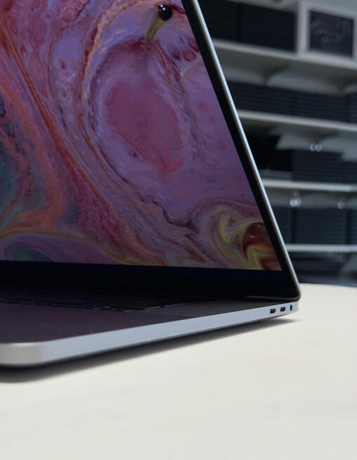 Apple MacBook Pro A2141 16 i9-32GB RAM 512GB SSD AMD Radeon