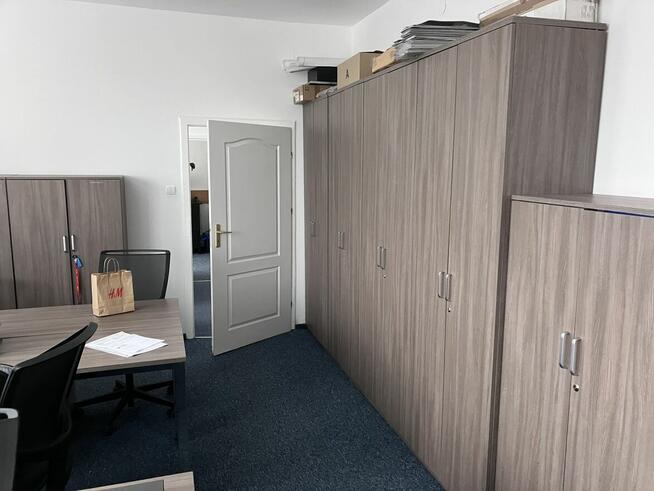 Syndyk sprzeda mienie w postaci mebli i sprzętu biurowego