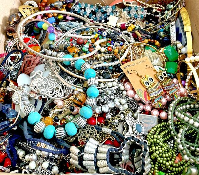 Naszyjniki bransolety i inne