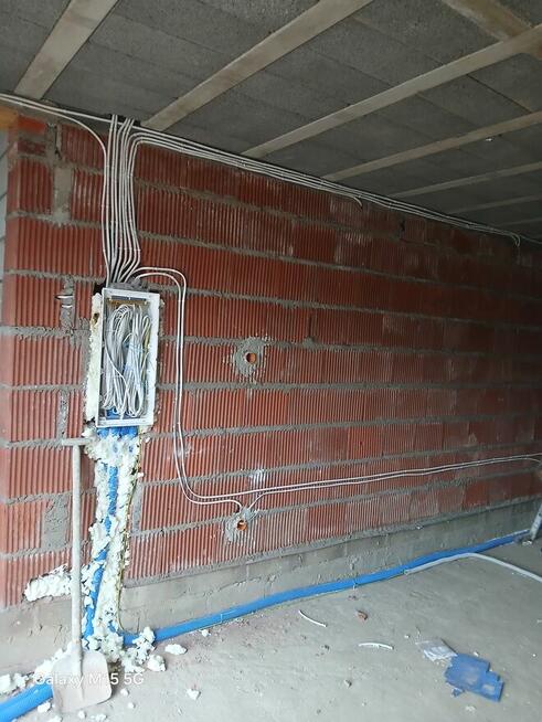 Wykonuje elektrykę i wykoczenia wnętrz I zewnątrz