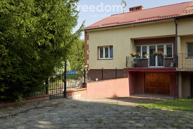 Bliźniak w spokojnej okolicy i otoczeniu natury