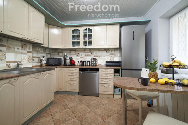 Bliźniak w spokojnej okolicy i otoczeniu natury