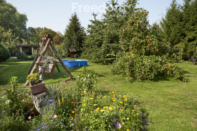 Bliźniak w spokojnej okolicy i otoczeniu natury