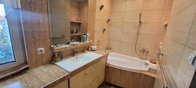 DOM do zamieszkania z osobnym mieszkaniem