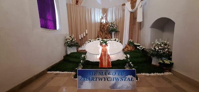 Hostia przełamana z napisem dekoracja Wiekanoc Grób Pański