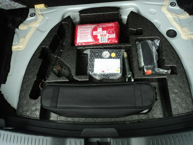 Toyota Auris sprzedam ładną TOYOTE YARIS z 2015r 1.8 HYBRYDA+benz 100KM udziela.GW