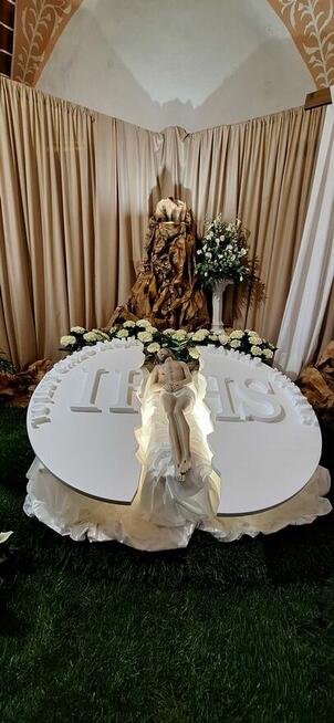 Hostia przełamana z napisem dekoracja Wiekanoc Grób Pański