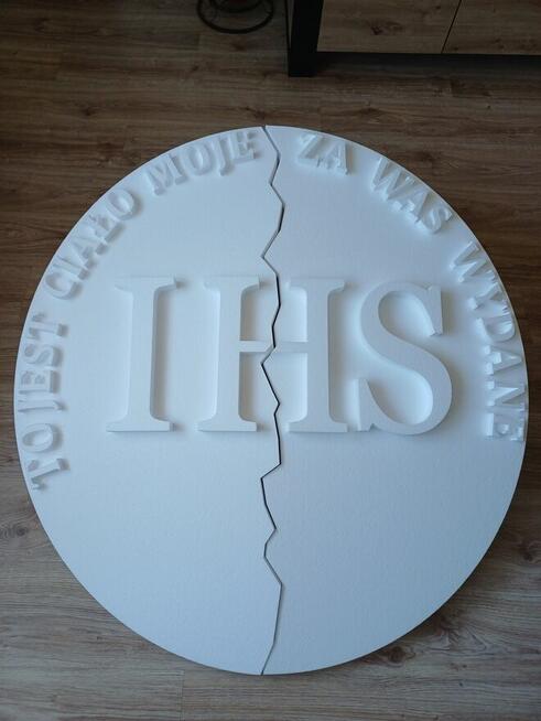 Hostia przełamana z napisem dekoracja Wiekanoc Grób Pański