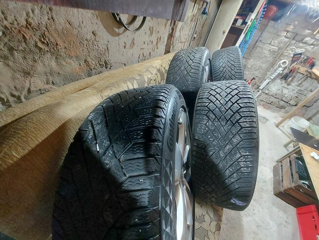 Oryginalne felgi Audi 8J ×18 H2 ET39 z oponami zimowymi Cont