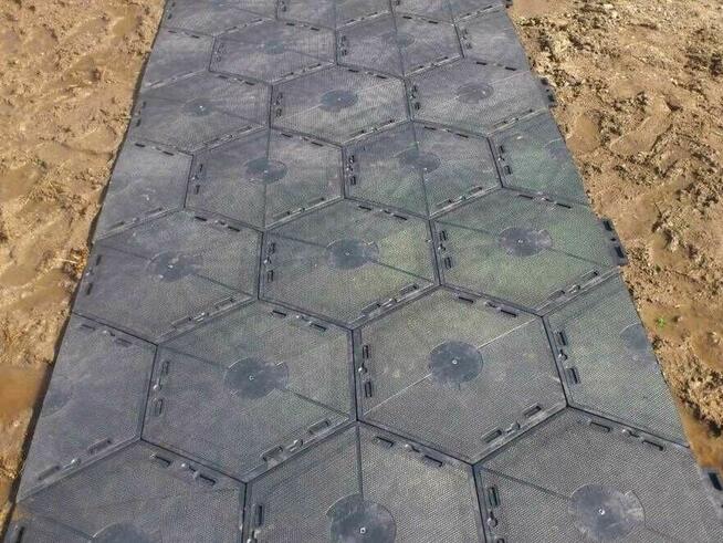 Podłogi modułowe - droga tymczasowa