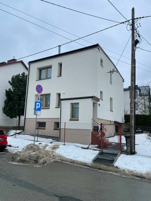 Mieszkanie w domu jednorodzinnym z garażem