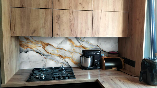 Panele szklane z montażem