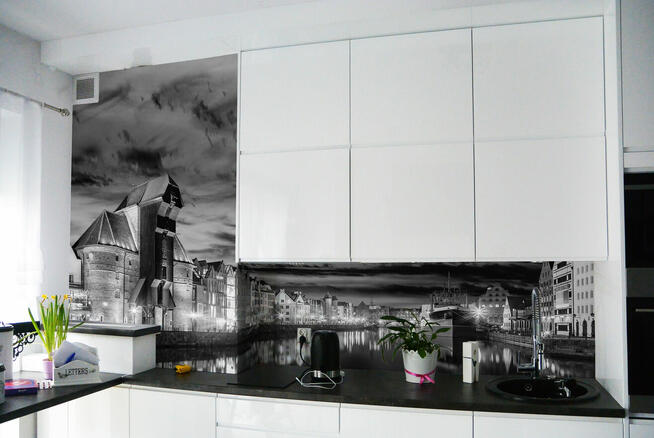 Panele szklane z montażem