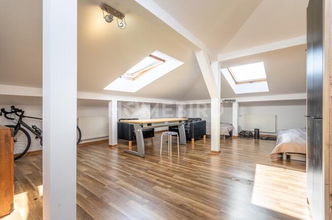 Funkcjonalny lokal usługowy z wygodnym mieszkaniem